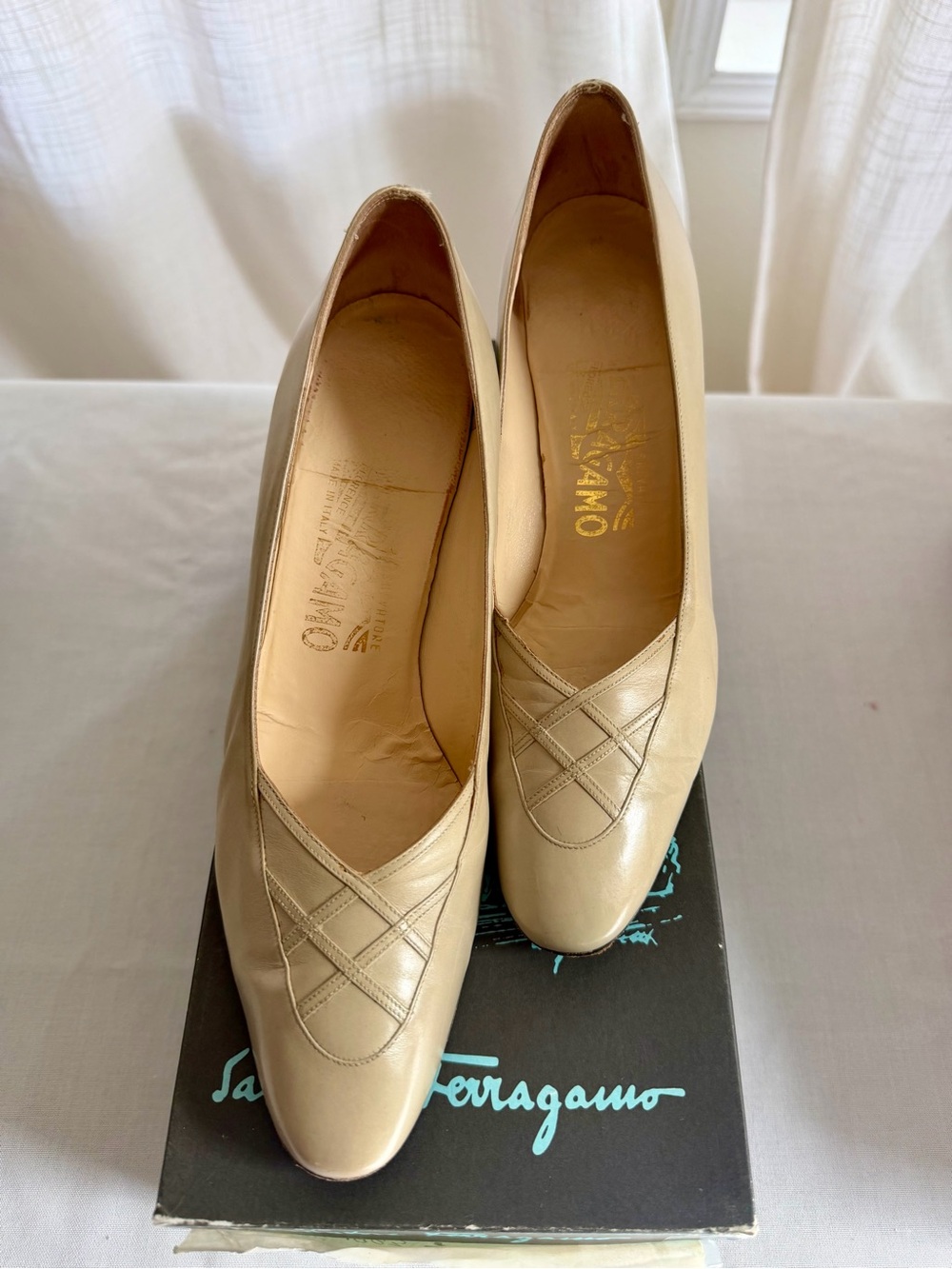 Vintage Salvatore Ferragamo Women's Cream Leather Pumps